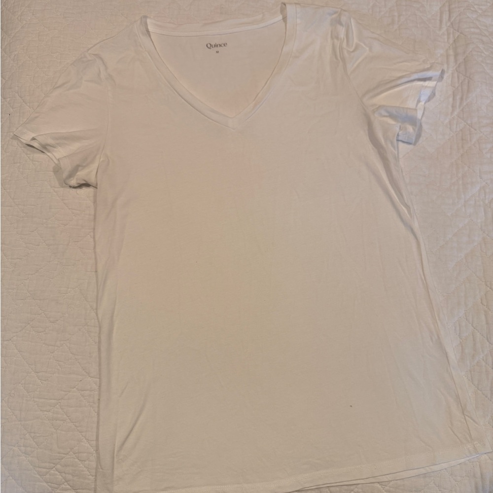 NWOT Quince White V-Neck Short Sleeve Tee